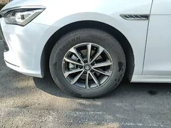 2024 BYD Qin PLUS Honor DM-i PHEV 55km Leading, белый — фото 23