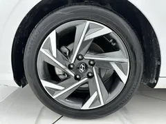 2023 Hyundai Elantra 1.5L CVT LUX Premium, белый — фото 12