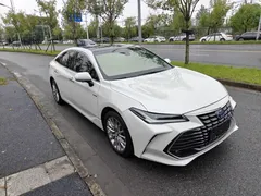 2022 Toyota Avalon Hybrid 2.5L XLE Premium, белый — фото 3