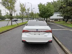 2022 Toyota Avalon Hybrid 2.5L XLE Premium, белый — фото 6