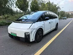 2025 Li Auto MEGA Ultra Smart Refresh, белый — фото 1