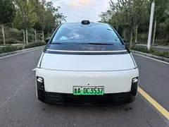 2025 Li Auto MEGA Ultra Smart Refresh, белый — фото 2
