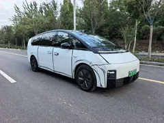 2025 Li Auto MEGA Ultra Smart Refresh, белый — фото 3