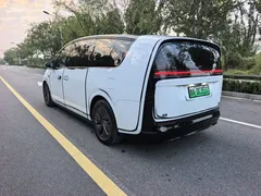 2025 Li Auto MEGA Ultra Smart Refresh, белый — фото 6