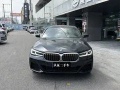 2022 BMW 5 Series 530Li Leading M Sport Package, чёрный — фото 2