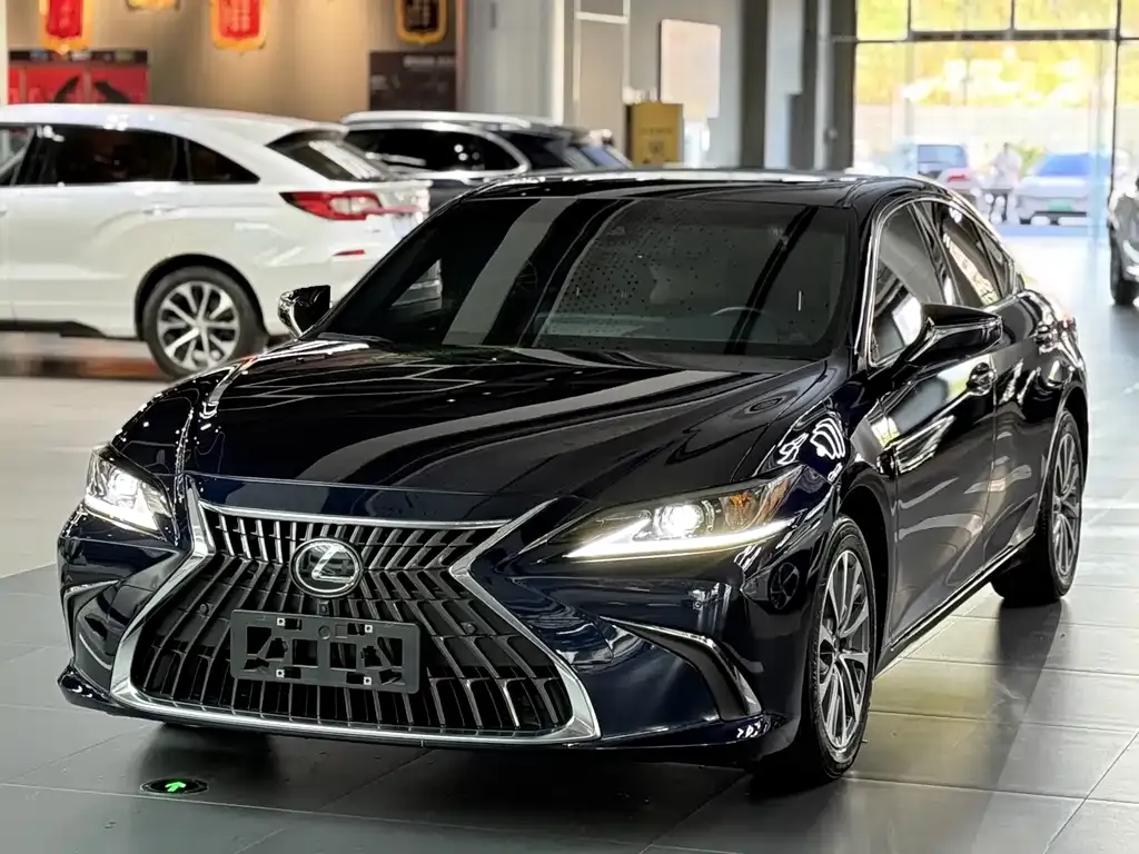 2022 Lexus ES 300h Excellence