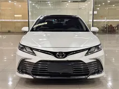 2021 Toyota Camry 2.5G Luxury, белый — фото 2