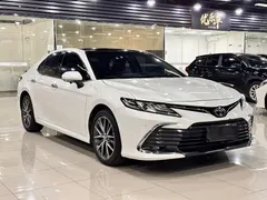 2021 Toyota Camry 2.5G Luxury, белый — фото 3