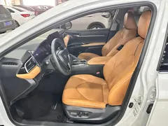 2021 Toyota Camry 2.5G Luxury, белый — фото 5