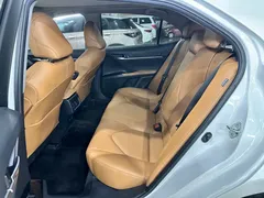 2021 Toyota Camry 2.5G Luxury, белый — фото 6