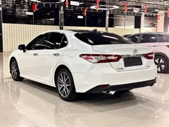 2021 Toyota Camry 2.5G Luxury, белый — фото 9