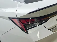 2021 Hyundai Elantra 240TGDi DCT LUX Premium, белый — фото 8