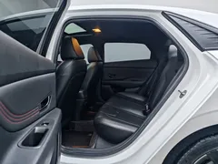 2021 Hyundai Elantra 240TGDi DCT LUX Premium, белый — фото 17