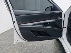 2021 Hyundai Elantra 240TGDi DCT LUX Premium, белый — фото 19