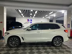 2021 BMW X5 xDrive40i M Sport Package, белый — фото 3