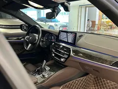 2021 BMW 5 Series 525Li M Sport Package, чёрный — фото 13
