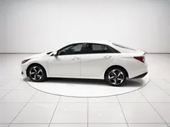 2021 Hyundai Elantra 240TGDi DCT LUX Premium, белый — фото 25