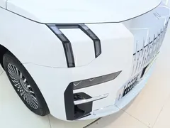 2024 Zeekr 009 6-Seat Executive 4WD 108kWh, белый — фото 25