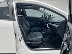 2022 Toyota Yaris L Zhixuan X 1.5L CVT Premium, белый — фото 16