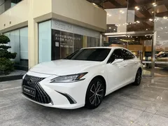 2021 Lexus ES 300h Hybrid Premium, белый — фото 2