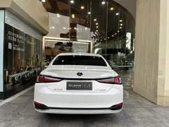 2021 Lexus ES 300h Hybrid Premium, белый — фото 5