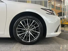 2021 Lexus ES 300h Hybrid Premium, белый — фото 7