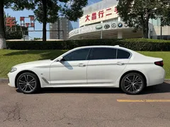 2022 BMW 5 Series 530Li Leading M Sport Package, белый — фото 3