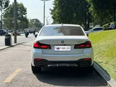 2022 BMW 5 Series 530Li Leading M Sport Package, белый — фото 5