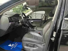 2021 Volkswagen Touareg 3.0TSI Sport Package, чёрный — фото 12