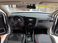 2021 Mitsubishi Outlander 2.0L 2WD 5 Seats, белый — фото 11