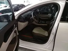 2024 BYD Qin PLUS Honor DM-i PHEV 55km Leading, белый — фото 15