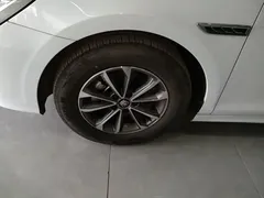 2024 BYD Qin PLUS Honor DM-i PHEV 55km Leading, белый — фото 23