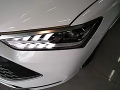 2024 BYD Qin PLUS Honor DM-i PHEV 55km Leading, белый — фото 24