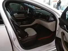 2024 BYD Qin PLUS Honor DM-i PHEV 55km Leading, белый — фото 25