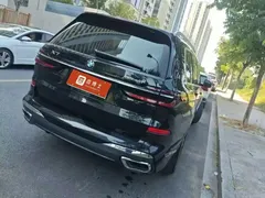 2023 BMW X7 xDrive40i Premium M Sport Package, чёрный — фото 2