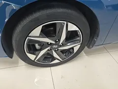 2021 Hyundai Elantra 1.5L CVT LUX Premium, синий — фото 23