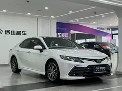 2021 Toyota Camry 2.5G Luxury, белый — фото 3