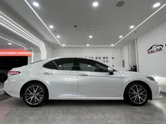 2021 Toyota Camry 2.5G Luxury, белый — фото 4