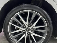 2021 Toyota Camry 2.5G Luxury, белый — фото 8