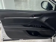 2021 Toyota Camry 2.5G Luxury, белый — фото 10