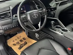 2021 Toyota Camry 2.5G Luxury, белый — фото 11