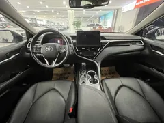 2021 Toyota Camry 2.5G Luxury, белый — фото 16