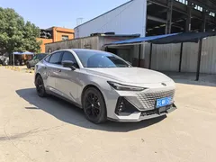 2022 Changan UNI-V 1.5T Premium — фото 3