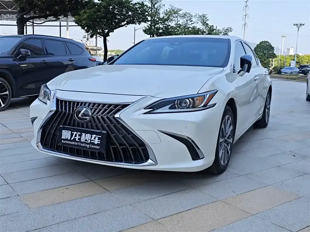 2022 Lexus ES 300h Excellence