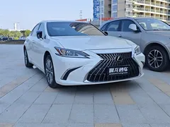 2022 Lexus ES 300h Excellence, белый — фото 3
