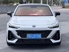 2023 Changan UNI-V 1.5T Premium, белый — фото 2