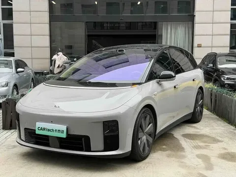 2025 Li Auto i8 Standard