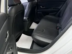 2022 Hyundai Elantra 1.5L CVT LUX Premium, белый — фото 12