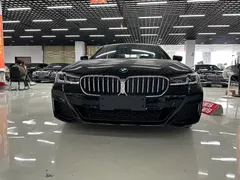 2023 BMW 5 Series 530Li Leading M Sport Package, чёрный — фото 2