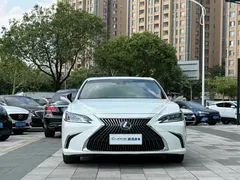 2020 Lexus ES 300h Executive, белый — фото 2
